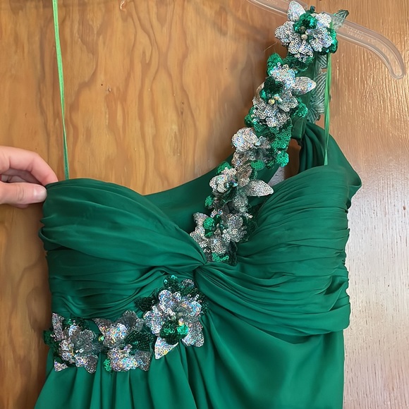 Emerald green one-shouldered gown - Picture 2 of 7
